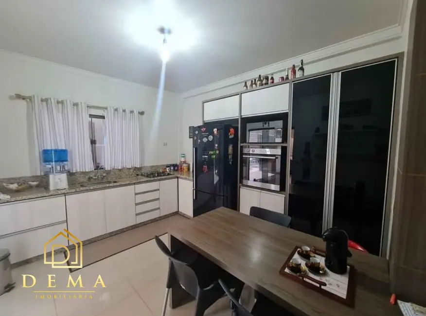 Sobrado com 2 quartos à venda, 279m2 em São Francisco, Toledo - PR - imagem 9 Foto 9 de Sobrado com 2 quartos à venda, 279m2 em São Francisco, Toledo - PR