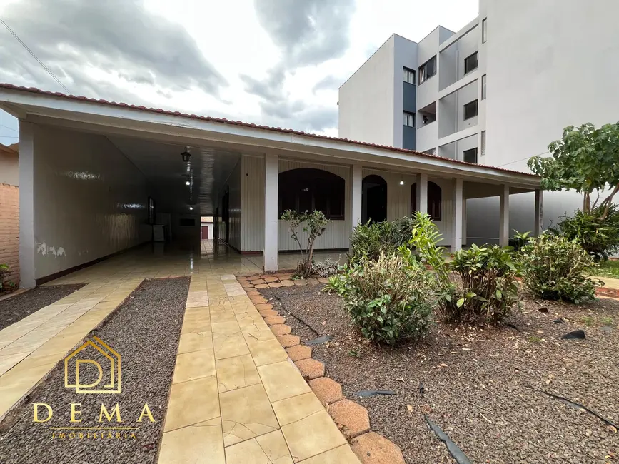 Foto 2 de Casa com 3 quartos para alugar, 140m2 em Vila Becker, Toledo - PR