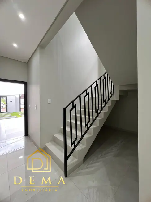 Sobrado com 3 quartos à venda, 200m2 em Jardim Planalto, Toledo - PR - imagem 9 Foto 9 de Sobrado com 3 quartos à venda, 200m2 em Jardim Planalto, Toledo - PR