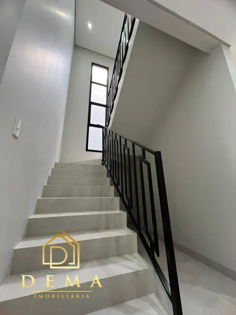 Sobrado com 3 quartos à venda, 200m2 em Jardim Planalto, Toledo - PR - imagem 8 Foto 8 de Sobrado com 3 quartos à venda, 200m2 em Jardim Planalto, Toledo - PR