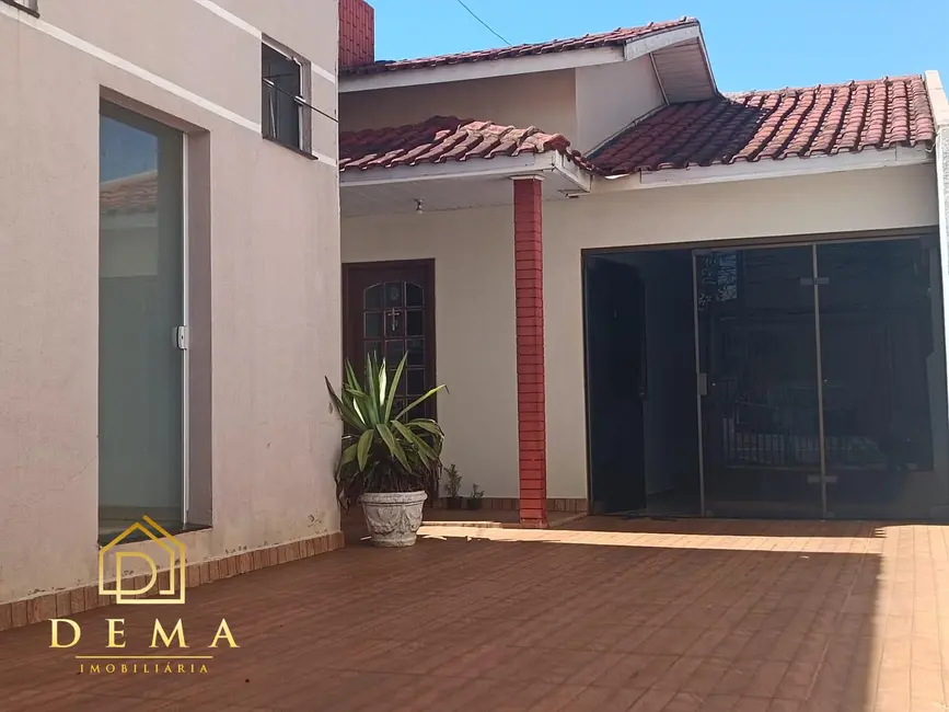 Casa com 3 quartos à venda, 120m2 em Jardim Panorama, Toledo - PR - imagem 2 Foto 2 de Casa com 3 quartos à venda, 120m2 em Jardim Panorama, Toledo - PR