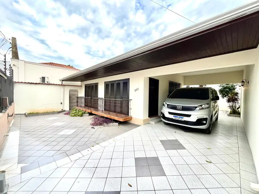 Casa com 3 quartos para alugar, 150m2 em Vila Itiberê, Paranagua - PR - imagem 3 Foto 3 de Casa com 3 quartos para alugar, 150m2 em Vila Itiberê, Paranagua - PR
