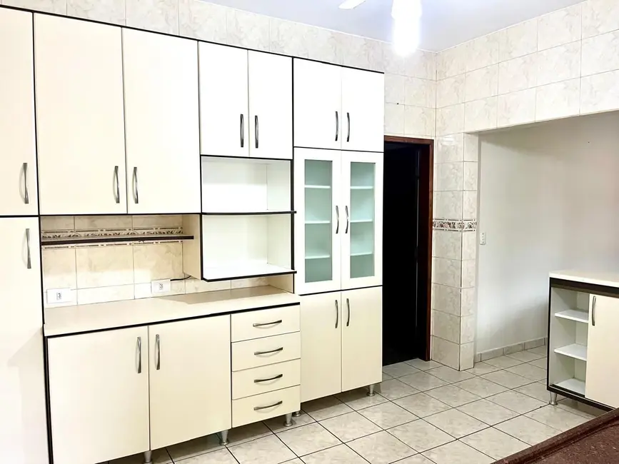 Casa com 3 quartos para alugar, 150m2 em Vila Itiberê, Paranagua - PR - imagem 9 Foto 9 de Casa com 3 quartos para alugar, 150m2 em Vila Itiberê, Paranagua - PR