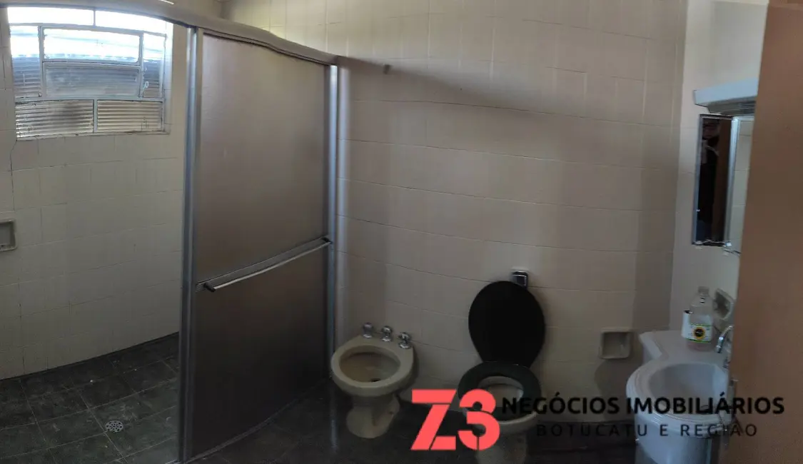 Foto 2 de Casa com 4 quartos à venda em Botucatu - SP