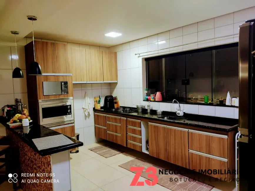 Foto 3 de Sobrado com 3 quartos à venda, 156m2 em Botucatu - SP