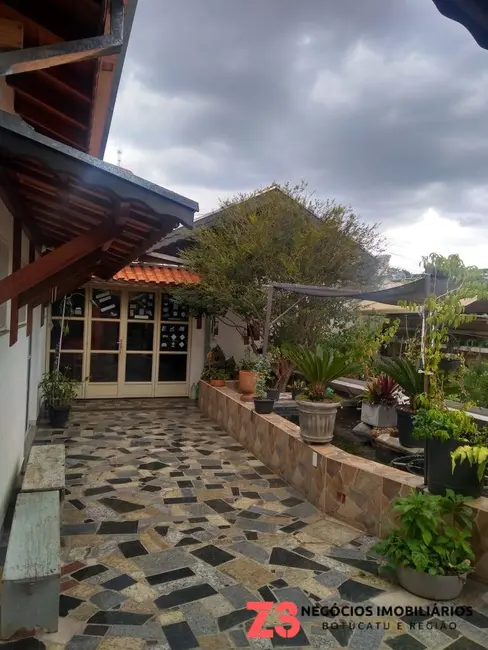 Foto 3 de Casa com 2 quartos à venda, 308m2 em Botucatu - SP