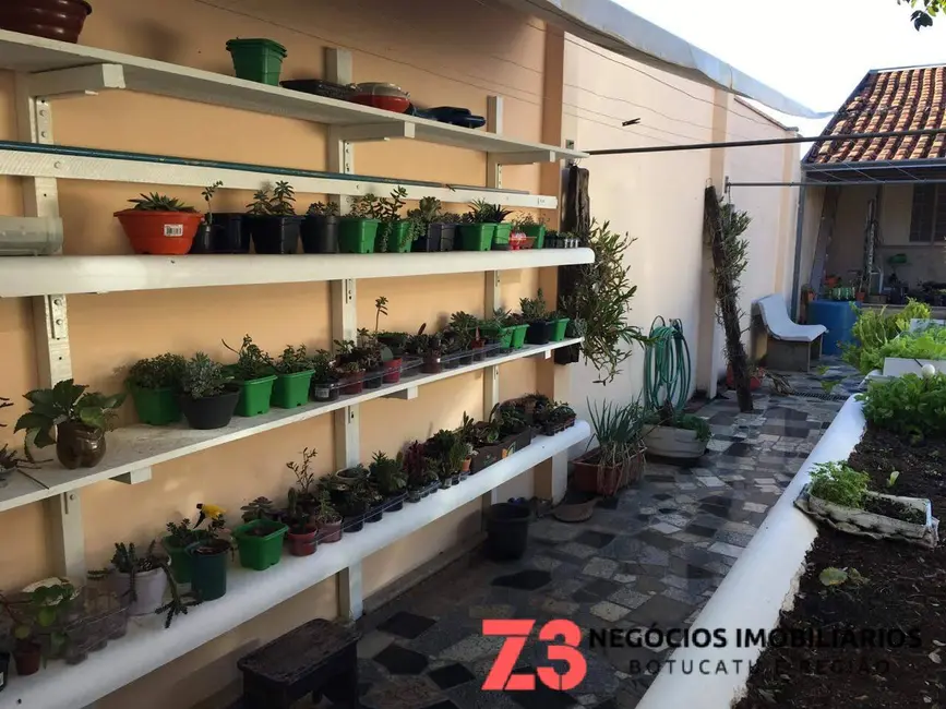 Foto 6 de Casa com 2 quartos à venda, 308m2 em Botucatu - SP