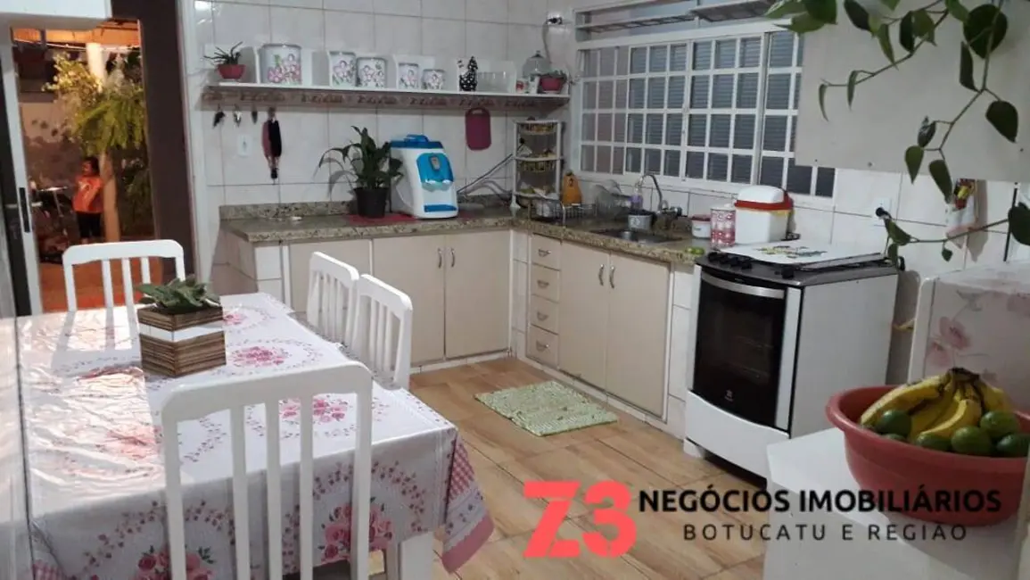 Foto 3 de Casa com 3 quartos à venda em Botucatu - SP
