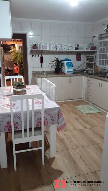 Foto 2 de Casa com 3 quartos à venda em Botucatu - SP