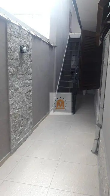 Sobrado com 3 quartos à venda, 125m2 em Jardim Emília, Jacarei - SP - imagem 4 Foto 4 de Sobrado com 3 quartos à venda, 125m2 em Jardim Emília, Jacarei - SP