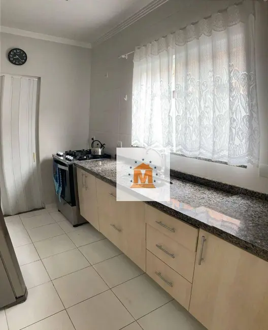 Foto 3 de Sobrado com 4 quartos à venda, 250m2 em Parque Califórnia, Jacarei - SP