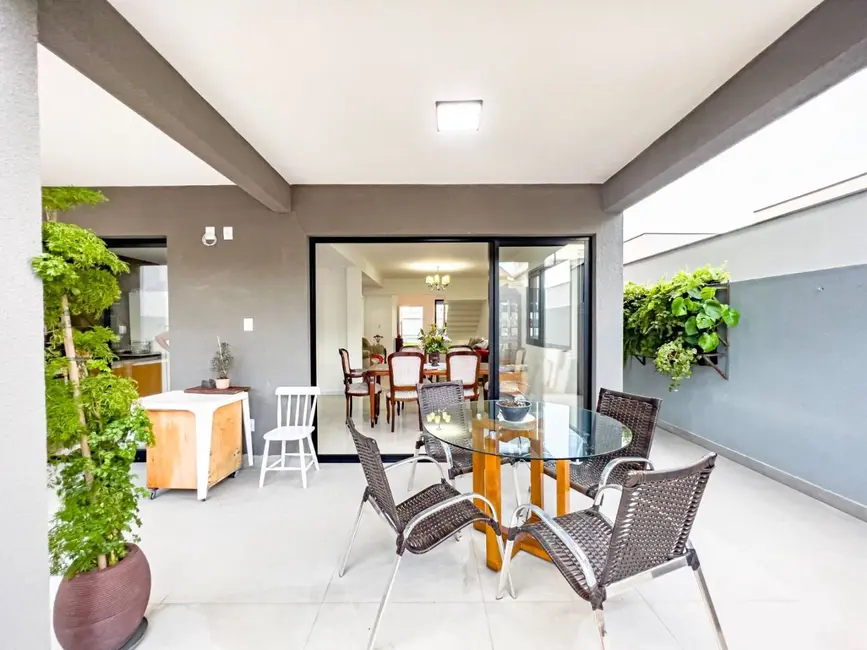 Foto 8 de Sobrado com 3 quartos à venda, 250m2 em Jacarei - SP