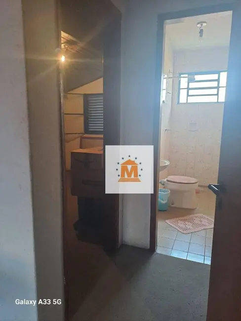 Sobrado com 5 quartos à venda, 250m2 em Centro, Jacarei - SP - imagem 9 Foto 9 de Sobrado com 5 quartos à venda, 250m2 em Centro, Jacarei - SP