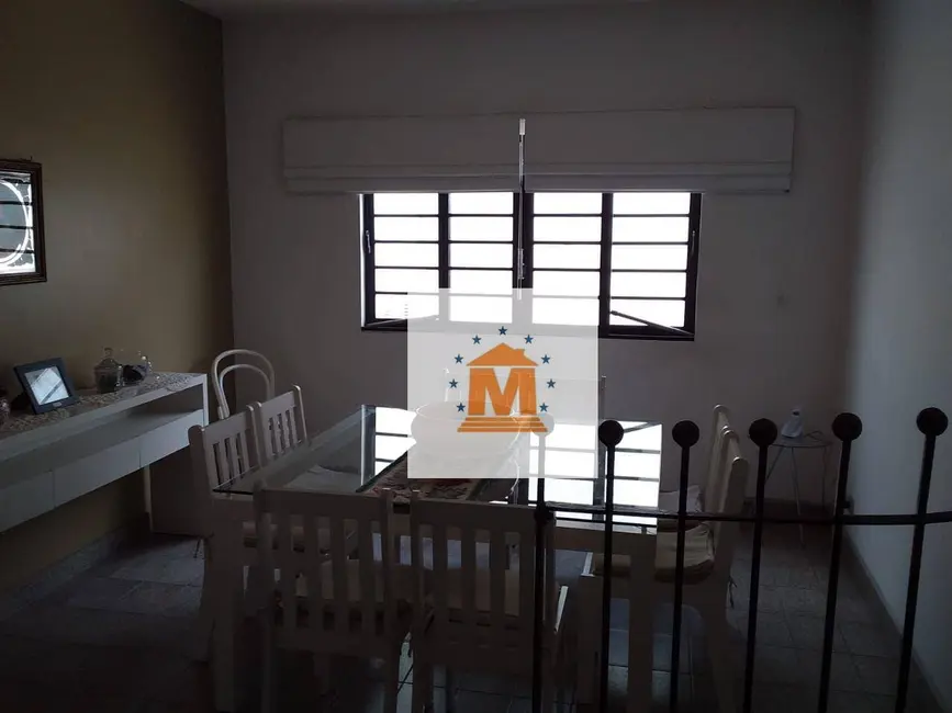 Sobrado com 5 quartos à venda, 250m2 em Centro, Jacarei - SP - imagem 5 Foto 5 de Sobrado com 5 quartos à venda, 250m2 em Centro, Jacarei - SP