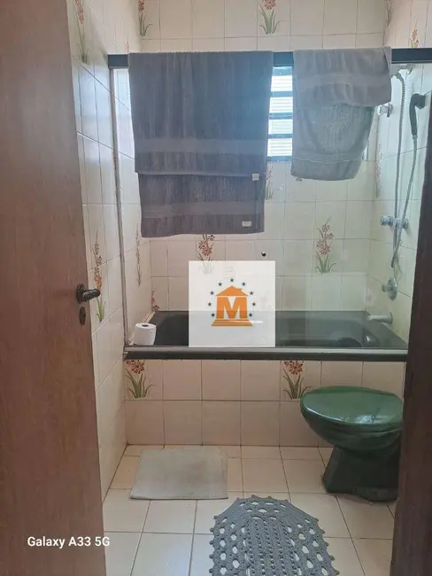 Sobrado com 5 quartos à venda, 250m2 em Centro, Jacarei - SP - imagem 8 Foto 8 de Sobrado com 5 quartos à venda, 250m2 em Centro, Jacarei - SP