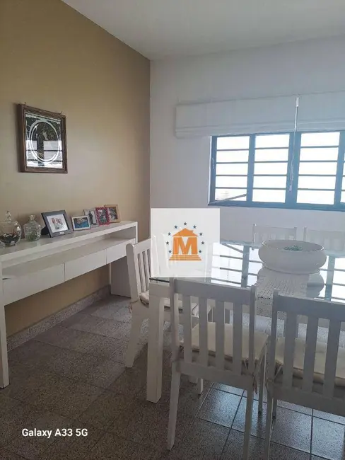 Sobrado com 5 quartos à venda, 250m2 em Centro, Jacarei - SP - imagem 1 Foto 1 de Sobrado com 5 quartos à venda, 250m2 em Centro, Jacarei - SP