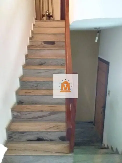 Sobrado com 5 quartos à venda, 250m2 em Centro, Jacarei - SP - imagem 3 Foto 3 de Sobrado com 5 quartos à venda, 250m2 em Centro, Jacarei - SP