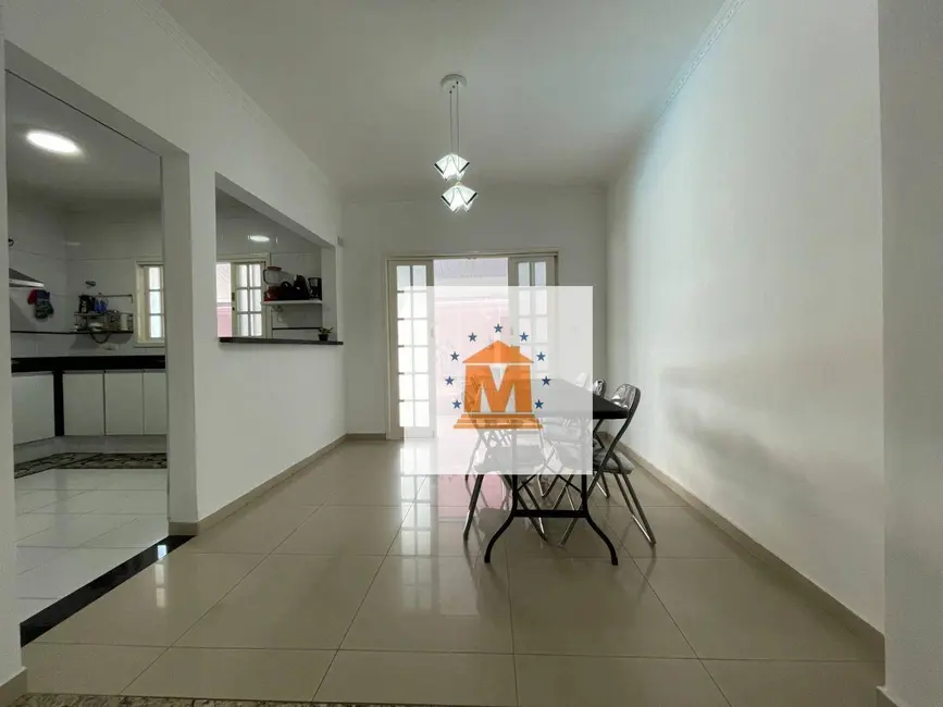 Sobrado com 3 quartos à venda, 250m2 em Jacarei - SP - imagem 8 Foto 8 de Sobrado com 3 quartos à venda, 250m2 em Jacarei - SP