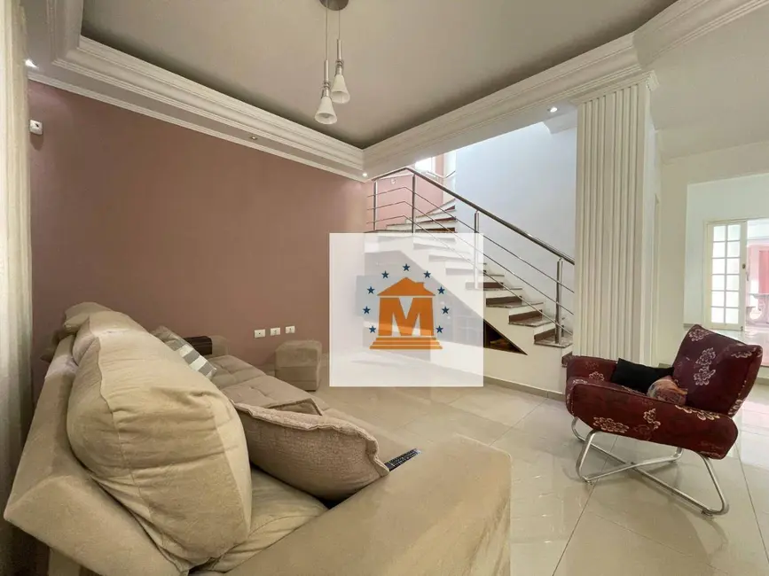 Sobrado com 3 quartos à venda, 250m2 em Jacarei - SP - imagem 4 Foto 4 de Sobrado com 3 quartos à venda, 250m2 em Jacarei - SP