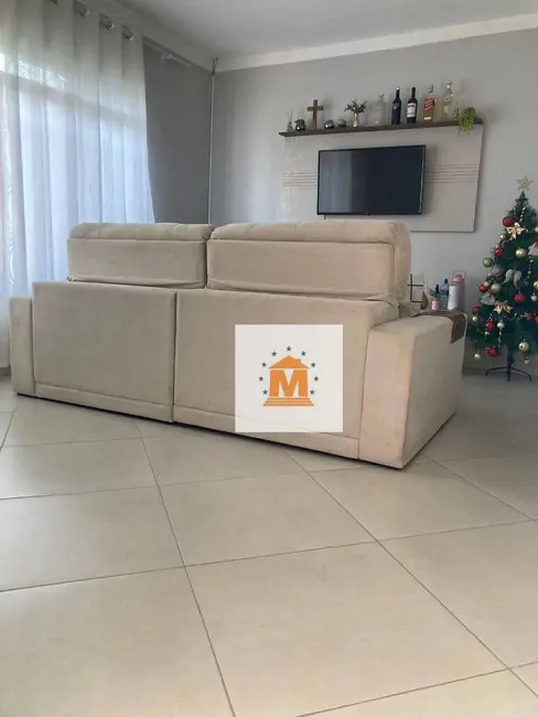 Sobrado com 3 quartos à venda, 215m2 em Jardim Santa Maria, Jacarei - SP - imagem 5 Foto 5 de Sobrado com 3 quartos à venda, 215m2 em Jardim Santa Maria, Jacarei - SP