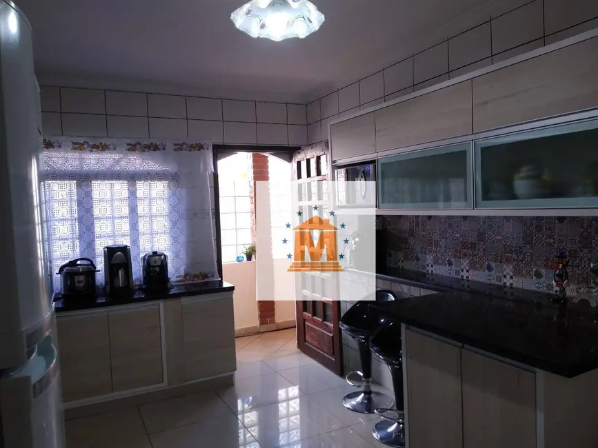 Sobrado com 2 quartos à venda, 243m2 em Parque Santo Antônio, Jacarei - SP - imagem 6 Foto 6 de Sobrado com 2 quartos à venda, 243m2 em Parque Santo Antônio, Jacarei - SP