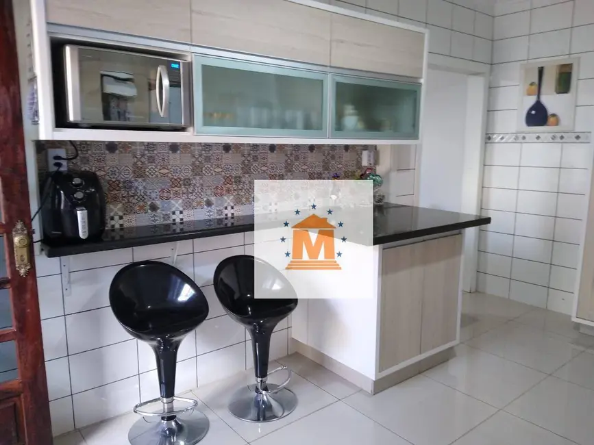 Sobrado com 2 quartos à venda, 243m2 em Parque Santo Antônio, Jacarei - SP - imagem 3 Foto 3 de Sobrado com 2 quartos à venda, 243m2 em Parque Santo Antônio, Jacarei - SP