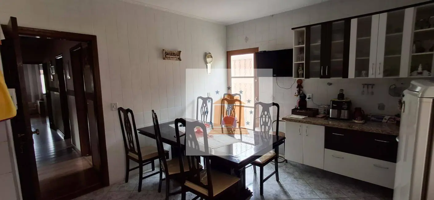 Casa com 3 quartos à venda, 250m2 em Jardim Emília, Jacarei - SP - imagem 3 Foto 3 de Casa com 3 quartos à venda, 250m2 em Jardim Emília, Jacarei - SP