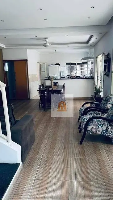 Sobrado com 3 quartos à venda, 175m2 em Residencial Parque dos Sinos, Jacarei - SP - imagem 4 Foto 4 de Sobrado com 3 quartos à venda, 175m2 em Residencial Parque dos Sinos, Jacarei - SP