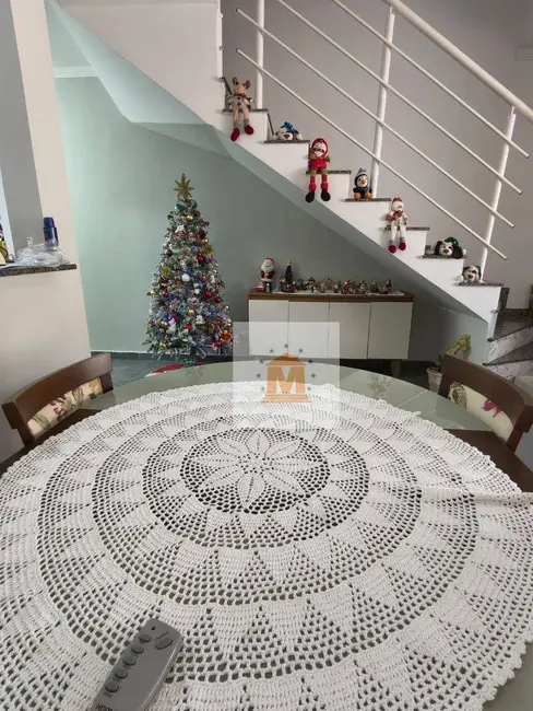 Sobrado com 3 quartos à venda, 120m2 em Jardim Santa Maria, Jacarei - SP - imagem 2 Foto 2 de Sobrado com 3 quartos à venda, 120m2 em Jardim Santa Maria, Jacarei - SP