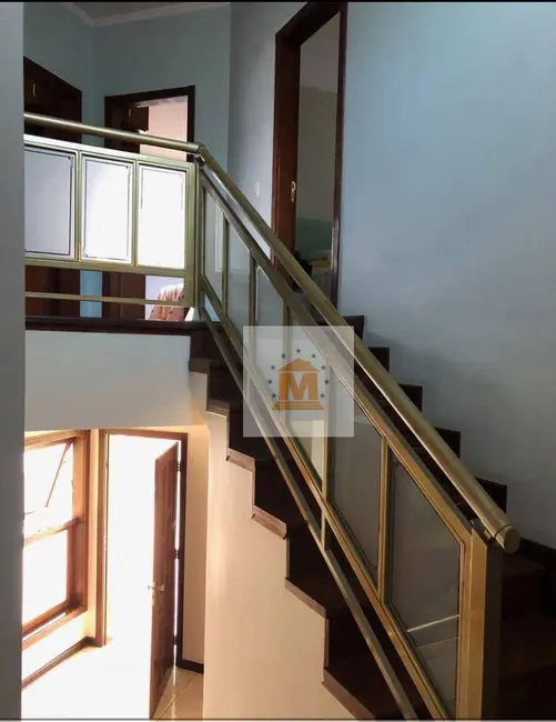 Sobrado com 3 quartos à venda, 260m2 em Jardim Coleginho, Jacarei - SP - imagem 8 Foto 8 de Sobrado com 3 quartos à venda, 260m2 em Jardim Coleginho, Jacarei - SP