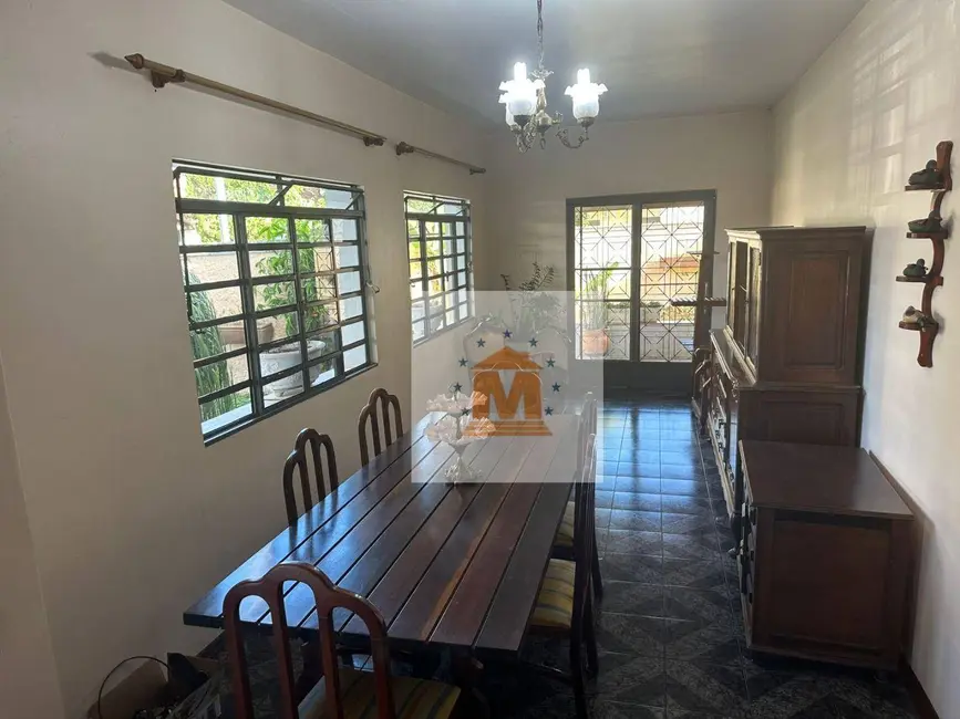 Casa com 3 quartos à venda, 515m2 em Jardim Siesta, Jacarei - SP - imagem 4 Foto 4 de Casa com 3 quartos à venda, 515m2 em Jardim Siesta, Jacarei - SP