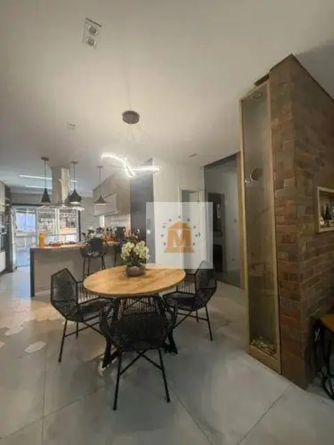 Foto 4 de Sobrado com 3 quartos à venda, 200m2 em Jardim Califórnia, Jacarei - SP