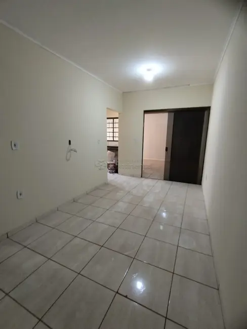 Foto 2 de Casa de Condomínio com 2 quartos para alugar, 50m2 em Dourados - MS