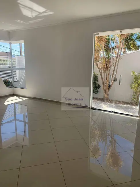 Foto 1 de Casa com 3 quartos à venda, 300m2 em Riviera de São João, Sao Joao Da Boa Vista - SP