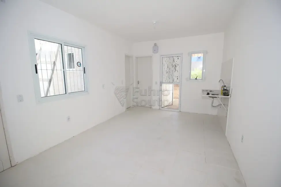 Foto 2 de Casa com 2 quartos para alugar, 42m2 em Pelotas - RS