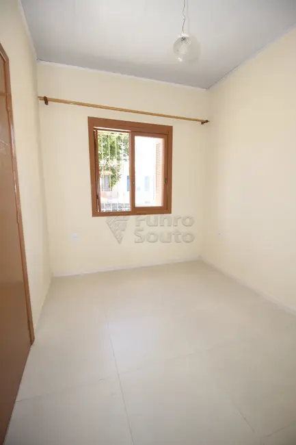 Foto 2 de Casa com 2 quartos para alugar, 82m2 em Pelotas - RS