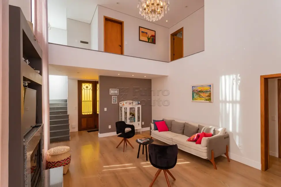 Foto 1 de Casa de Condomínio com 4 quartos à venda, 225m2 em Pelotas - RS