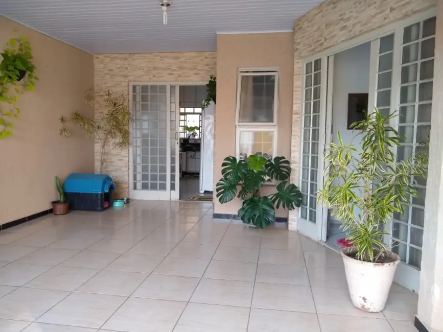 Foto 1 de Casa com 3 quartos à venda, 99m2 em Jacarezinho - PR