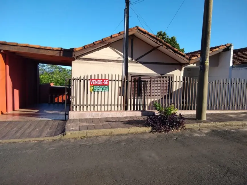 Foto 1 de Casa com 2 quartos à venda, 60m2 em Jacarezinho - PR