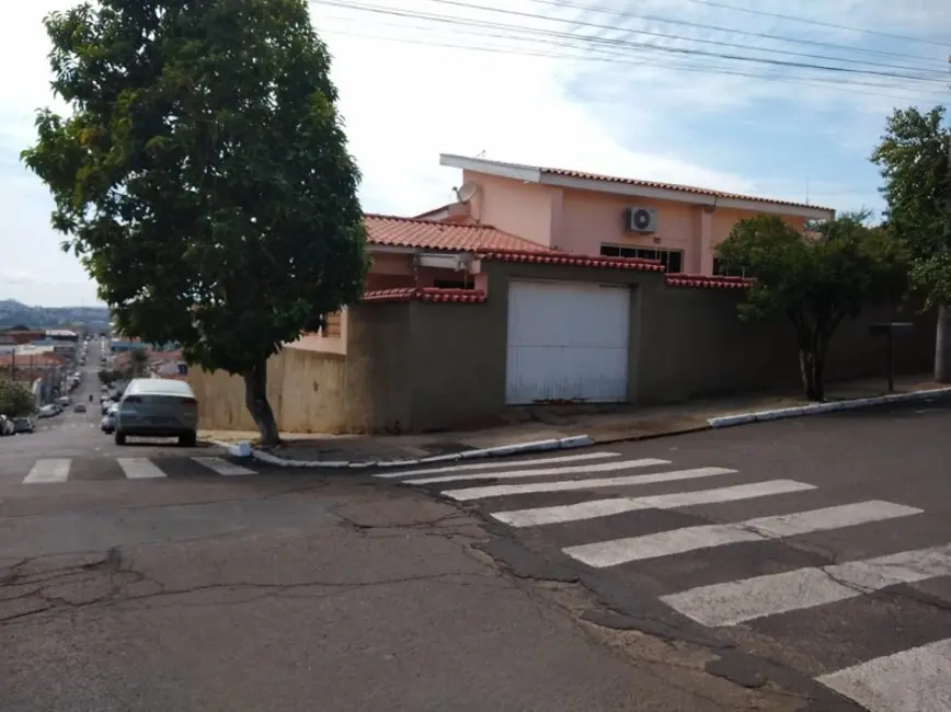 Foto 2 de Casa com 4 quartos à venda, 330m2 em Jacarezinho - PR