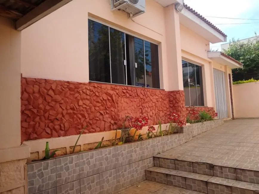 Foto 1 de Casa com 4 quartos à venda, 330m2 em Jacarezinho - PR