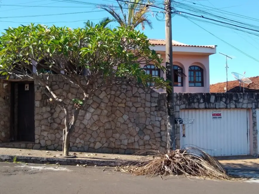 Casa com 3 quartos à venda, 249m2 em Jacarezinho - PR - imagem 3 Foto 3 de Casa com 3 quartos à venda, 249m2 em Jacarezinho - PR