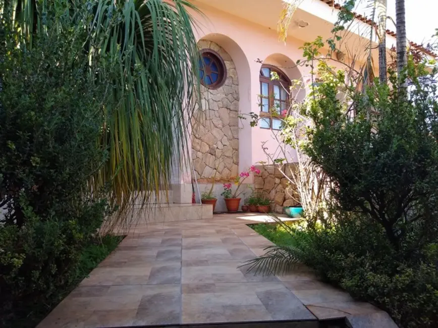 Casa com 3 quartos à venda, 249m2 em Jacarezinho - PR - imagem 4 Foto 4 de Casa com 3 quartos à venda, 249m2 em Jacarezinho - PR
