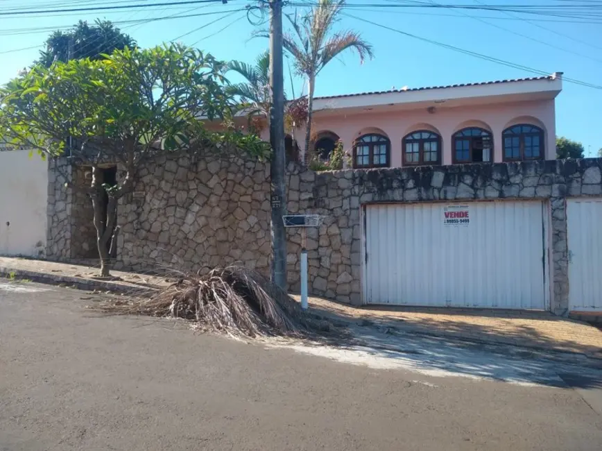Foto 2 de Casa com 3 quartos à venda, 249m2 em Jacarezinho - PR