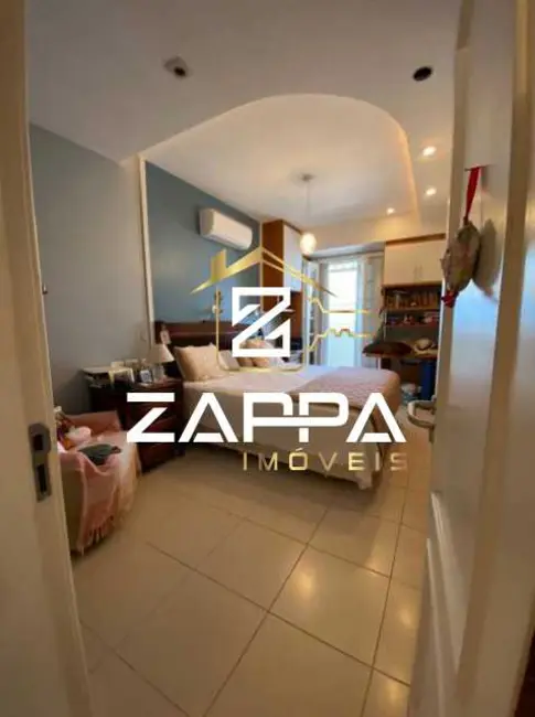 Apartamento com 4 quartos à venda, 235m2 em Rio De Janeiro - RJ - imagem 9 Foto 9 de Apartamento com 4 quartos à venda, 235m2 em Rio De Janeiro - RJ