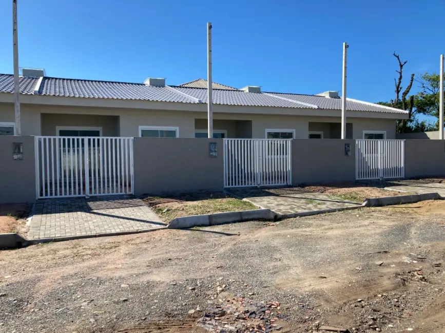 Foto 1 de Casa com 2 quartos à venda, 64m2 em Guaratuba - PR