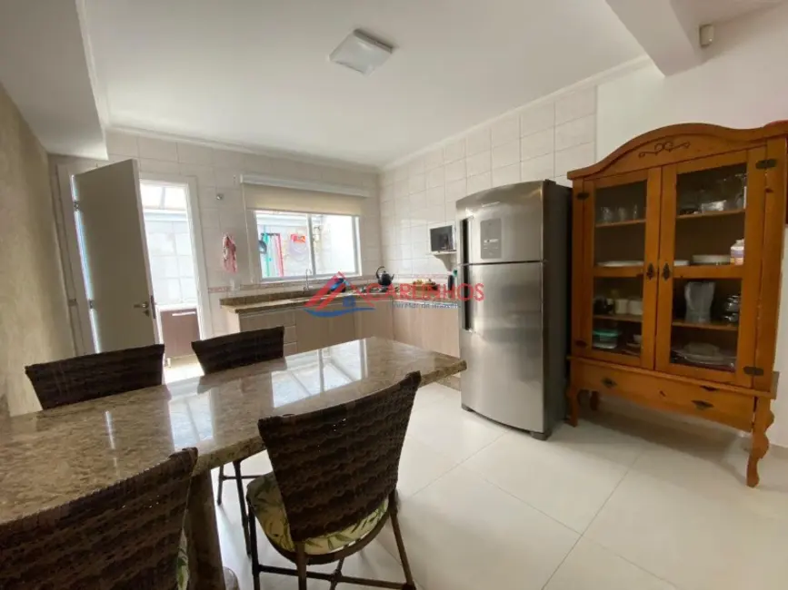 Sobrado com 3 quartos à venda, 92m2 em Centro, Guaratuba - PR - imagem 4 Foto 4 de Sobrado com 3 quartos à venda, 92m2 em Centro, Guaratuba - PR