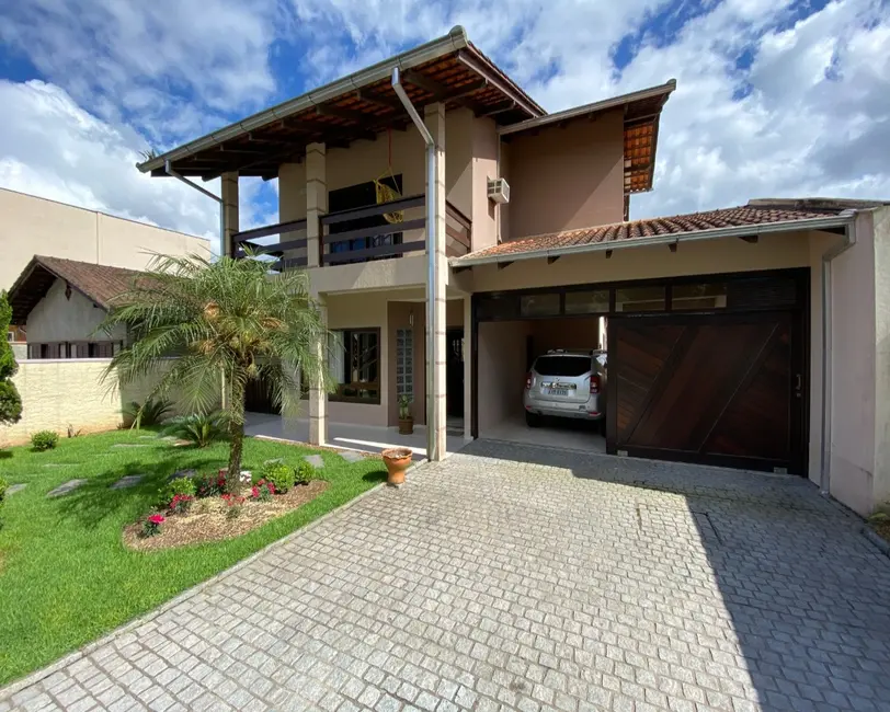 Foto 1 de Casa com 3 quartos à venda, 238m2 em Vila Nova, Joinville, SC