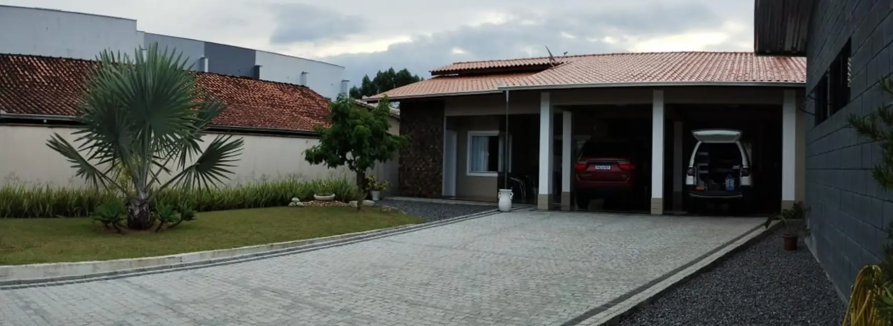 Foto 6 de Casa com 4 quartos à venda, 284m2 em Espinheiros, Joinville - SC