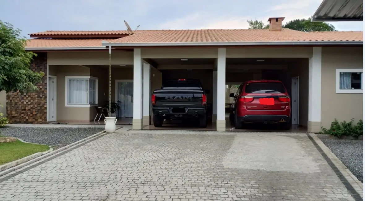 Foto 2 de Casa com 4 quartos à venda, 284m2 em Espinheiros, Joinville - SC